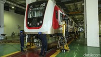 Perawatan kereta LRT Jakarta dilakukan secara rutin.