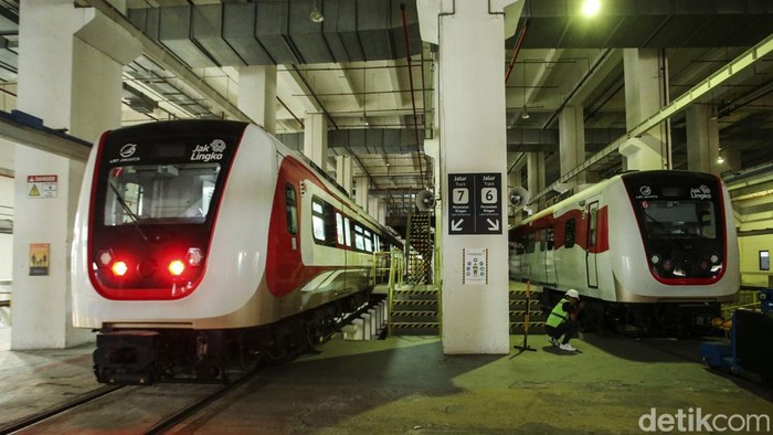 Perawatan rangkaian kereta LRT Jakarta dilakukan secara rutin memberikan kenyamanan penumpang. Yuk lihat proses perawatan di Depo LRT Jakarta, Selasa (17/10/2023).