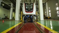 Petugas melakukan perawatan kereta LRT Jakarta atau light rail vehicle (LRV) di Depo LRT Jakarta, Selasa (17/10/2023).  