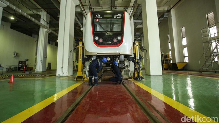 Mengintip Perawatan LRT Jakarta Perawatan rangkaian kereta LRT Jakarta dilakukan secara rutin memberikan kenyamanan penumpang. Yuk lihat proses perawatan di Depo LRT Jakarta, Selasa (17/10/2023).