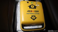 Fasilitas lain yang ada yakni automated external defibrillator (AED) yang berfungsi untuk menganalisi irama jantung secara otomatis dan memberikan kejutan listrik untuk mengembalikan irama jantung jika dibutuhkan. Foto: (Rania Al-Syam/detikSulsel)
