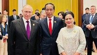 Masih di hari Selasa, momen akrab terlihat dari Presiden Jokowi dan Vladirmir Putin saat menghadiri Welcoming Dinner Leaders Belt and Road Forum (BRF) di Beijing. Bersama Iriana, Jokowi langsung berfoto bersama. Pool/Birosetpres