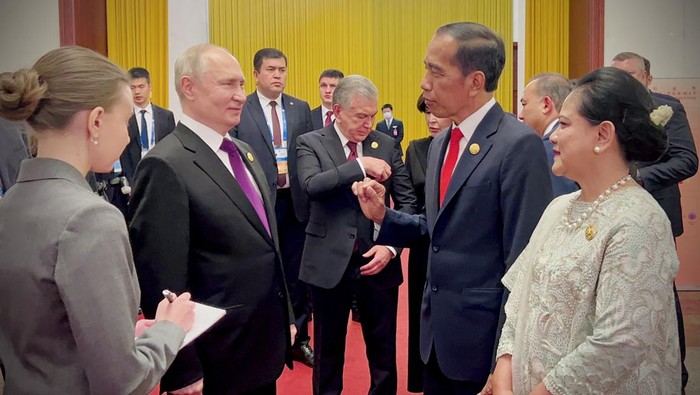 Momen Akrab Jokowi dan Putin di Beijing