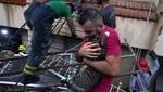 Momen Evakuasi Korban Apartemen Runtuh di Lebanon