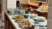 Dirinya sering membagikan momen makan bersama politisi ternama. Seperti ketika dirinya dijamu aneka makanan khas Sunda oleh Ridwan Kamil. Foto: Instagram @prabowo