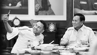 Memiliki hubungan yang akrab dengan Raffi Ahmad, Prabowo tampak senang ketika Raffi datang ke undangan makan siang bersamanya. Foto: Instagram @prabowo