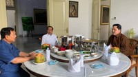Kalau ini potret Prabowo saat mendapat arahan dari Presiden Jokowi bersama Erick Thohir, di sela-sela acara makan siang mereka di Istana Bogor. Foto: Instagram @prabowo