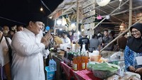 Berkunjung ke acara kuliner tradisional, Prabowo sempat membeli beberapa makanan dari penjual UMKM yang ada di sana. Foto: Instagram @prabowo