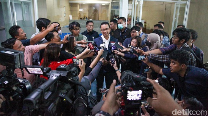 Anies Baswedan mengikuti cek kesehatan di RS Fatmawati sebagai syarat daftar capres 2024. Anies menaiki sepeda ke lokasi.
