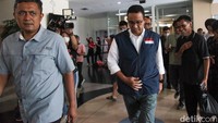 Anies menjalani pemeriksaan kesehatan sekitar satu jam. 