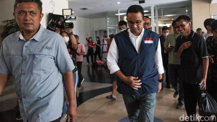 Naik Sepeda, Anies Cek Kesehatan untuk Daftar Capres di RS Fatmawati Anies Baswedan mengikuti cek kesehatan di RS Fatmawati sebagai syarat daftar capres 2024. Anies menaiki sepeda ke lokasi.