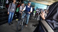 Anies menaiki sepeda menuju RS Fatmawati. 