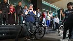Naik Sepeda, Anies Cek Kesehatan untuk Daftar Capres di RS Fatmawati