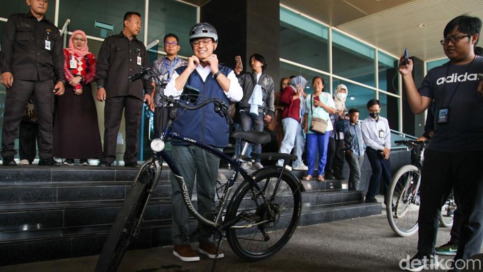Naik Sepeda, Anies Cek Kesehatan untuk Daftar Capres di RS Fatmawati Anies Baswedan mengikuti cek kesehatan di RS Fatmawati sebagai syarat daftar capres 2024. Anies menaiki sepeda ke lokasi.
