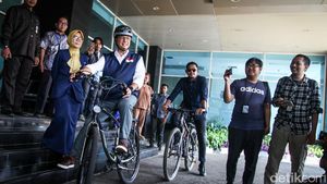 Naik Sepeda, Anies Cek Kesehatan untuk Daftar Capres di RS Fatmawati