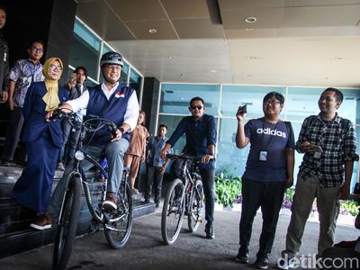 Naik Sepeda, Anies Cek Kesehatan untuk Daftar Capres di RS Fatmawati