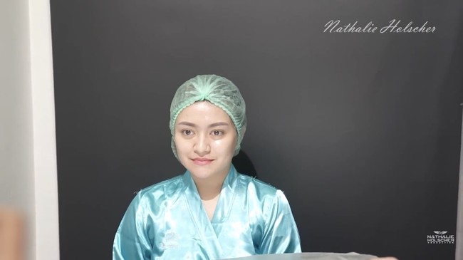 Ibu satu anak ini menjalani perawatan laser di sebuah klinik kecantikan untuk menghapus tato di bagian dadanya. Ia telah menjalani beberapa kali prosedur untuk menghapus tato bertuliskan namanya ‘Nathalie Holscher’. Foto: dok. YouTube Nathalie Holscher