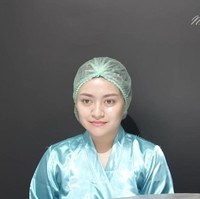 Ibu satu anak ini menjalani perawatan laser di sebuah klinik kecantikan untuk menghapus tato di bagian dadanya. Ia telah menjalani beberapa kali prosedur untuk menghapus tato bertuliskan namanya ‘Nathalie Holscher’. Foto: dok. YouTube Nathalie Holscher