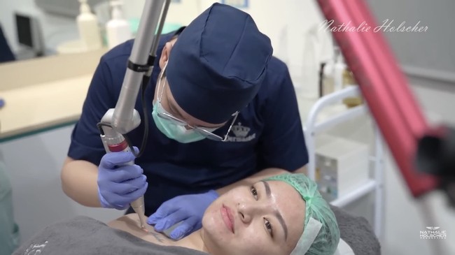 “Ya inilah perjuangan aku, jadi ingat perjuangan aku dulu. Nggak apa-apa kita coba lagi ya,” ujar Nathalie Holscher yang mantap menjalani prosedur penghapusan tato. Foto: dok. YouTube Nathalie Holscher