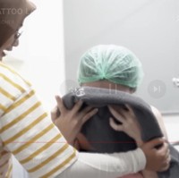 Sesaat setelah menjalani prosedur menggunakan laser untuk menghapus tato di bagian dadanya itu, Nathalie Holscher tampak menahan air mata yang keluar. Ia pun menutupi wajahnya dengan handuk untuk menahan tangisnya. Foto: dok. YouTube Nathalie Holscher