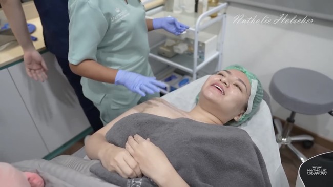 Agar tato tersebut terhapus sempurna, Nathalie Holscher perlu menjalani prosedur ini dua hingga tiga kali lagi. Ia dihimbau untuk kembali melakukan perawatan yang sama sebulan kemudian. Foto: dok. YouTube Nathalie Holscher