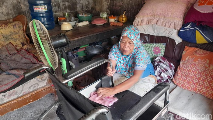 Nenek Muzalfah sehari-hari tinggal di teras rumahnya karena tak bisa banyak beraktivitas sejak lumpuh. Foto diunggah Selasa (17/10/2023).