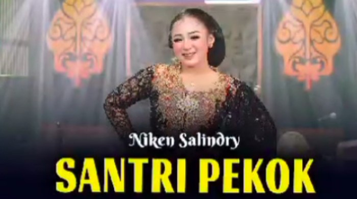 Niken Salindry menyanyikan lagu Santri Pekok bersama grup Kembar Campursari. Berikut ini liriknya.
