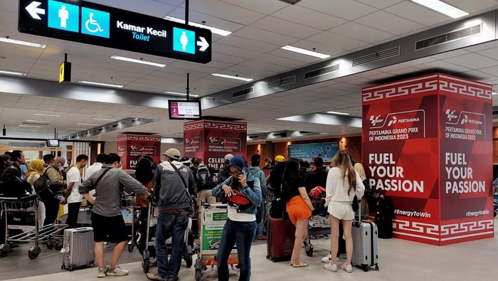Para kru dan rider MotoGP menunggu keberangkatan di Bandara Internasional Lombok. (Foto: Dok. Angkasa Pura I Bandara Internasional Lombok)