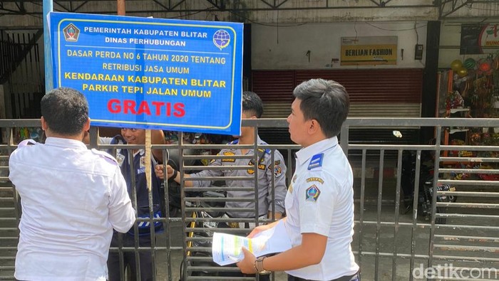 Parkir tepi jalan umum di Blitar kini tidak dipungut biaya. Sebenarnya aturan ini sudah berlaku sejak 2007.