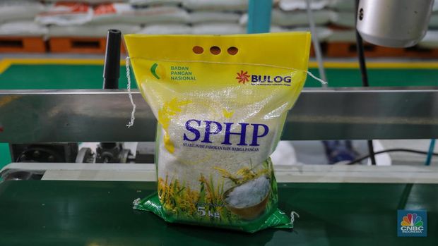Pekerja melakukan pengemasan beras stabilisasi pasokan dan harga pangan (SPHP) di gudang Bulog Kanwil Jakarta Banten di Kelapa Gading, Jakarta Utara, Selasa (17/10/2023). Beras SPHP bertujuan untuk menurunkan harga beras di pasaran. (CNBC Indonesia/Faisal Rahman)
