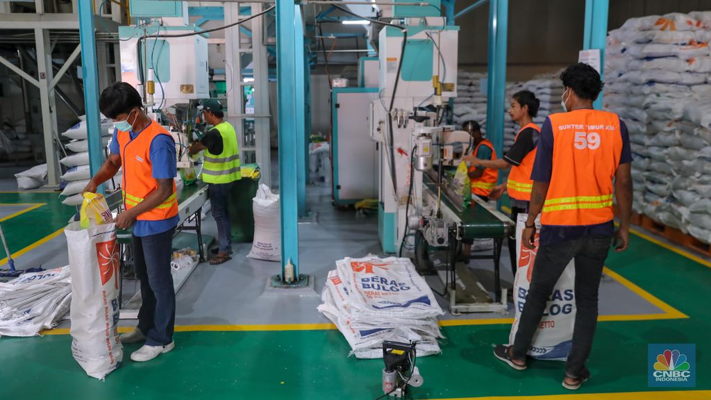 Pekerja melakukan pengemasan beras stabilisasi pasokan dan harga pangan (SPHP) di gudang Bulog Kanwil Jakarta Banten di Kelapa Gading, Jakarta Utara, Selasa (17/10/2023). Beras SPHP bertujuan untuk menurunkan harga beras di pasaran. (CNBC Indonesia/Faisal Rahman)