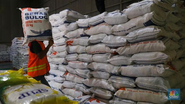 Pekerja melakukan pengemasan beras stabilisasi pasokan dan harga pangan (SPHP) di gudang Bulog Kanwil Jakarta Banten di Kelapa Gading, Jakarta Utara, Selasa (17/10/2023). Beras SPHP bertujuan untuk menurunkan harga beras di pasaran. (CNBC Indonesia/Faisal Rahman)