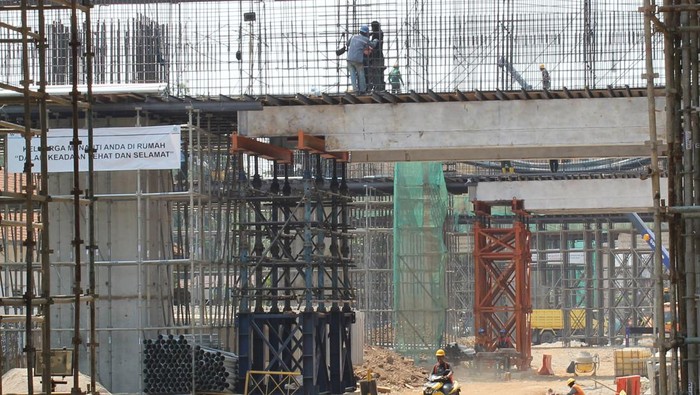 Pekerja menyelesaikan proyek pembangunan stasiun sentral Manggarai di Jakarta, Senin (16/10/2023). Kementerian Perhubungan (Kemenhub) menyatakan pembangunan stasiun tersebut memasuki tahap akhir dengan pengerjaan peron 1, 2, dan 3 serta area pertemuan sisi timur. ANTARA FOTO/Khaerul Izan/Ak/Spt.