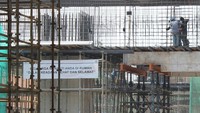 Pekerja menyelesaikan proyek pembangunan stasiun sentral Manggarai di Jakarta, Senin (16/10/2023).  