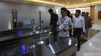 Para mahasiswa itu menuding Hashim telah menyebar kabar bohong dengan menyatakan bahwa dukungan Golkar ke kubu Prabowo Subianto atas izin dari Presiden Joko Widodo (Jokowi). Menurutnya, hal itu disampaikan oleh Hashim saat mengisi pembekalan kepada relawan yang digelar secara online pada Kamis (10/8) lalu. Dalam acara tersebut, lanjutnya, ada pernyataan dari Hashim yang menyebut bahwa dukungan Golkar kepada Prabowo Subianto sebagai bakal calon presiden di Pilpres 2024 merupakan perintah dari Jokowi. 