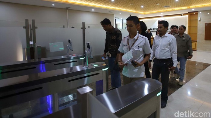 Sejumlah mahasiswa datangi Bareskrim Mabes Polri, Jakarta. Mereka diperiksa saksi terkait pernyataan Hasyim Djojohadikusumo yang mencatut nama Joko Widodo.