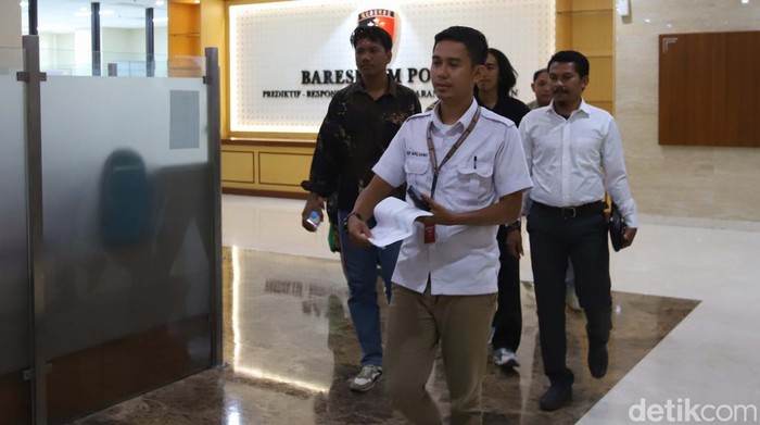 Pemeriksaan Pencatutan Nama Jokowi Sejumlah mahasiswa datangi Bareskrim Mabes Polri, Jakarta. Mereka diperiksa saksi terkait pernyataan Hasyim Djojohadikusumo yang mencatut nama Joko Widodo.