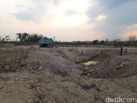 Pemerintah Desa Demangan dan Kepoh, Kabupaten Boyolali, memasang papan penutupan tambang galian C di wilayahnya, Selasa (17/10/2023) sore.