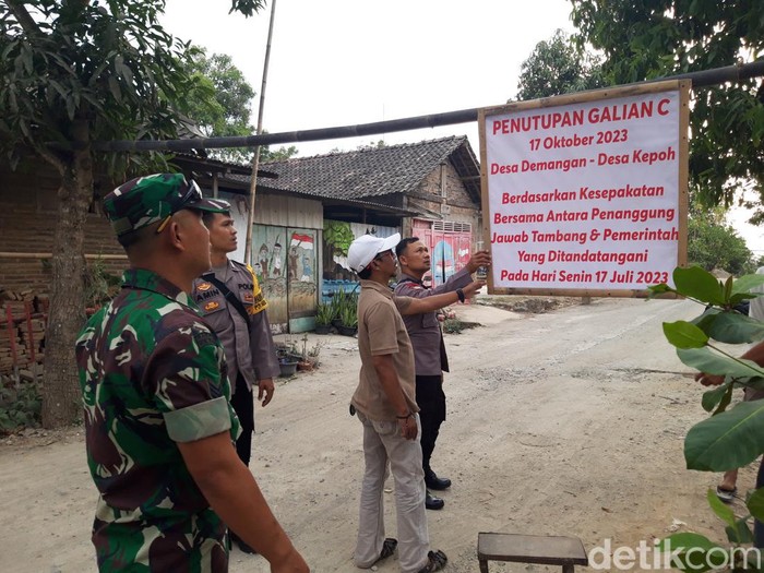 Pemerintah Desa Demangan dan Kepoh, Kabupaten Boyolali, memasang papan penutupan tambang galian C di wilayahnya, Selasa (17/10/2023) sore.