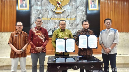 Penandatanganan Naskah Perjanjian Hibah Daerah (NPHD) untuk Pilkada NTB, Selasa (17/10/2023). (Foto: Helmy Akbar/detikBali)