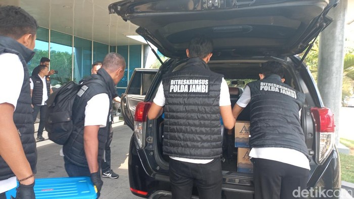 Penyidik Polda Jambi membawa dokumen usai geledah Kantor PTPN VI.
