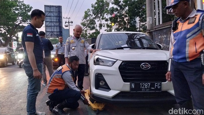 Penggembokan mobil yang parkir liar di Kota Malang. Aksi serupa sudah sering dilakukan tapi tidak membuat jera.