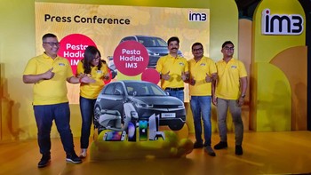 (Kiri-kanan) Senior Vice President (SVP) Head of Product Strategy & Pricing IM3 Adiyanto Adhi Kusumo, Vice President (VP) Head of Loyalty Management IM3 Lucida Gloria Utami Dewi, SVP Head of Customer Value Management (CVM) IM3 Manish Kar, Director & Chief Commercial Officer Indosat Ooredoo Hutchison (IOH) Ritesh Kumar Singh dan SVP Head of Brand Management & Strategy IM3 Fahroni Arifin saat memberikan keterangan terkait Pesta Hadiah IM3 di Jakarta, Senin (16/10).  