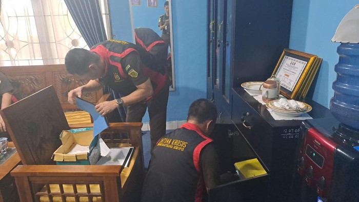 Petugas Kejari Prabumulih menggeledah kantor dishub terkait kasus perjalanan dinas fiktif