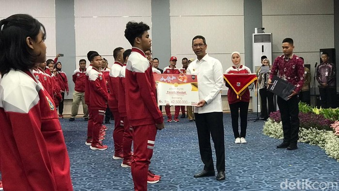 Pj Gubernur DKI Heru Budi memberi penghargaan kepada atlet, pelatih dan asisten pelatih yang meraih medali di Pekan Olahraga Pelajar Nasional (PopNas) XVI/2023. (Fitrya AK/detikcom)