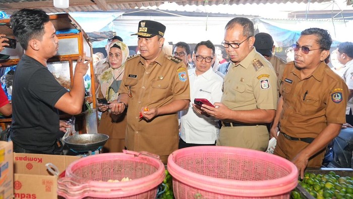 Pj Gubernur Sulsel Bahtiar Baharuddin pantauan harga pangan di Pasar Daya Makassar.