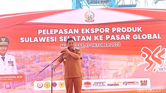 Pj Gubernur Sulsel Bahtiar Baharuddin saat pelepasan ekspor di Pelabuhan Soekarno Hatta Makassar.