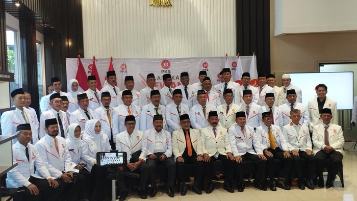 Partai Keadilan Sejahtera (PKS) melantik sejumlah purnawirawan TNI-Polri dan ahli menjadi Dewan Pakar. Presiden PKS Ahmad Syaikhu berharap jajaran Dewan Pakar PKS bisa memenangkan pasangan bakal capres-cawapres Koalisi Perubahan Anies Baswedan-Muhaimin Iskandar atau Cak Imin (AMIN) pada Pilpres 2024.