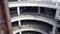 Terus berlanjut, detikcom mencoba naik ke rooftop atau atap mal melalui akses mobil. Saat sampai di area atap, terdapat lembaran seng yang menutupi sebagian akses.