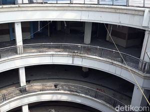 Deretan Penunggu di Mal Serpong Plaza yang Tak Berpenghuni